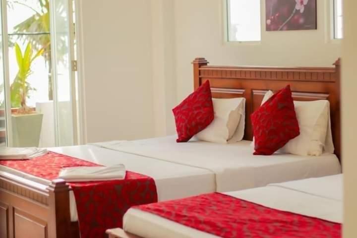 Bivon Reach Hotel Uswetakeiyawa Buitenkant foto